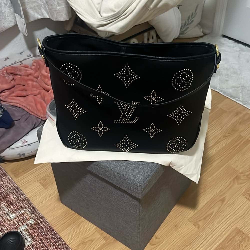 Beautiful bag!! Gold details!